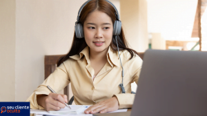 Pessoa mexendo no computador e ouvindo musica - estudando