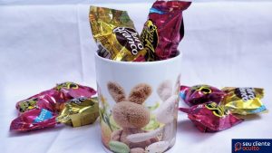 4° Ideia - Caneca com Bombons Páscoa 2023